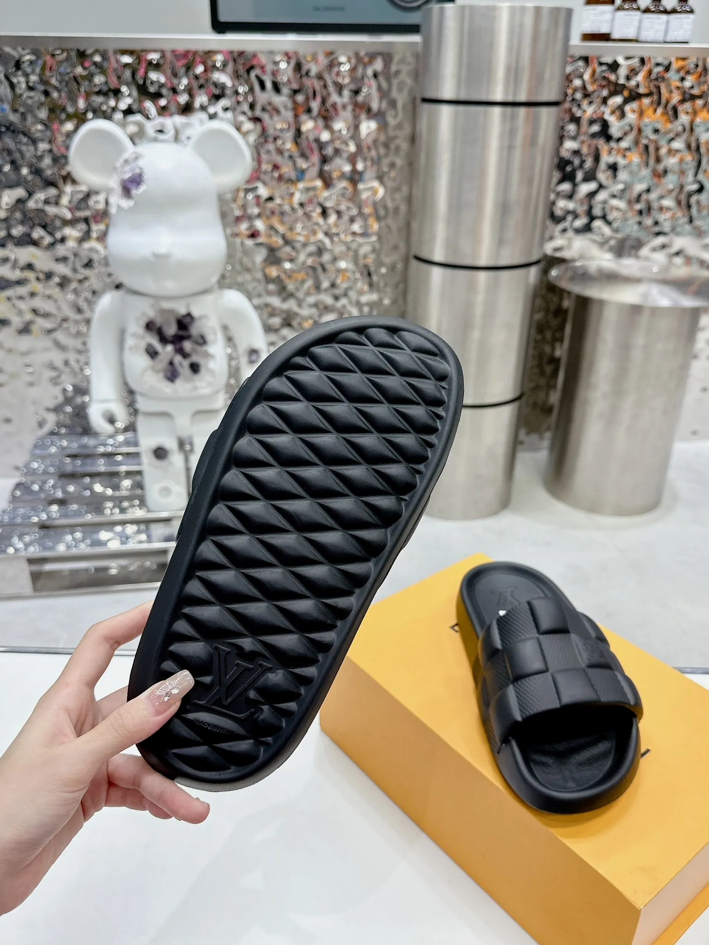 [L Home] P: 280💰 ▪️Shoe size: Women's 35-40 Men's 38-46▪️Packaging: Counter top quality~original packaging 𝟐𝟎𝟐5 Louis Vuitton counter's new embossed slippers, lv monogram embossed slippers, Waterfront sandals are back with a new look, and the upper buckle is embossed with lv's iconic Monogram pattern. Made of waterproof rubber with a comfortable and resilient insole. The lightweight, flexible outsole is embossed with the Louis Vuitton logo. ▪️Fabric: Original molded rubber foam surface ▪️Technology: embossed logo ▪️Sole: Original molded rubber foam outsole ▪️Sole thickness: 3CM.